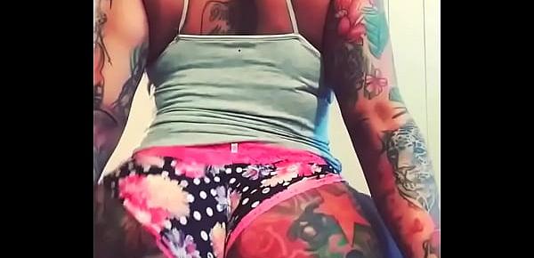  Crazy booty with tattoos shakes
